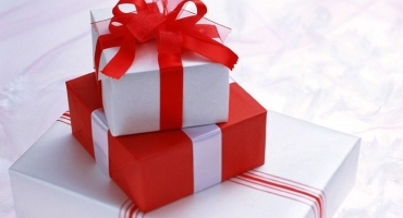 Đi tân gia nên tặng quà gì? Bí quyết chọn quà tân gia ý nghĩa, độc đáo